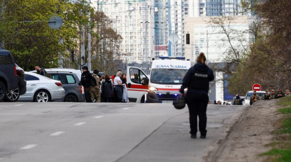 Ucrania investiga un tiroteo masivo en Kiev que dejó seis muertos y un atacante abatido